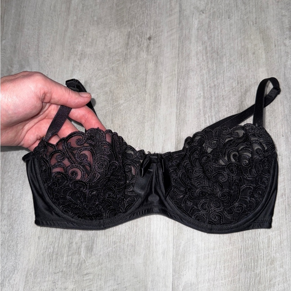 Vintage Victoria’s Secret 36D black Push up without padding lace Bra